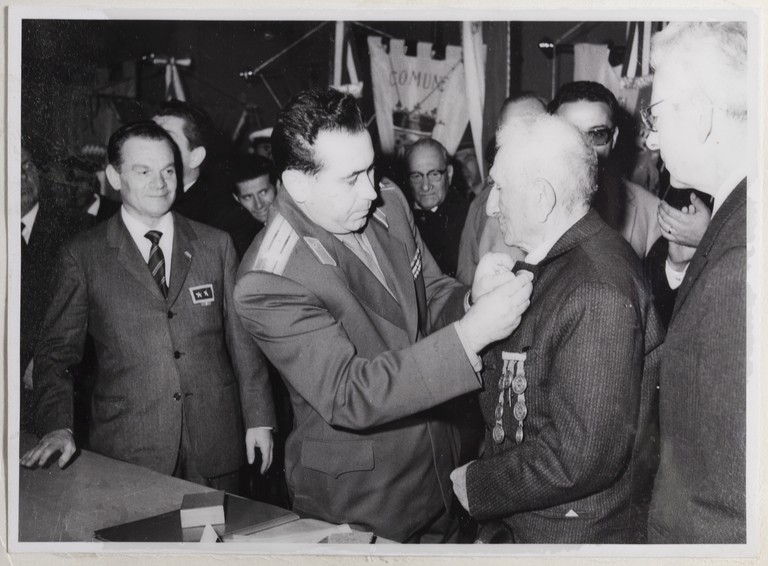 Gattatico-Reggio Emilia, 27-30 marzo 1970, Funerali di Alcide Cervi, Alcide Cervi insignito di una onorificenza